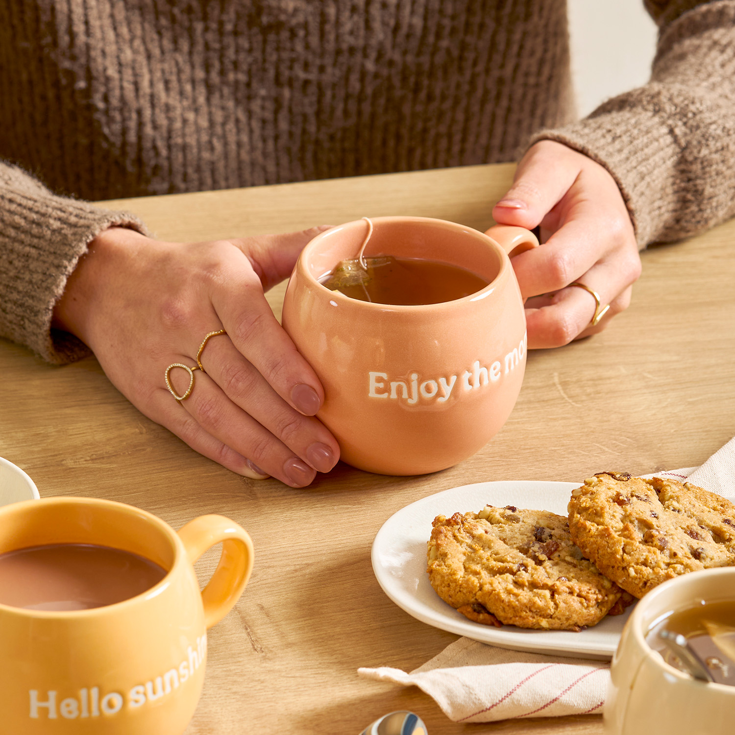 Muggies Becher aus Steinzeug, „Enjoy the moment“ Rosa, 420 ml, Ansicht 4