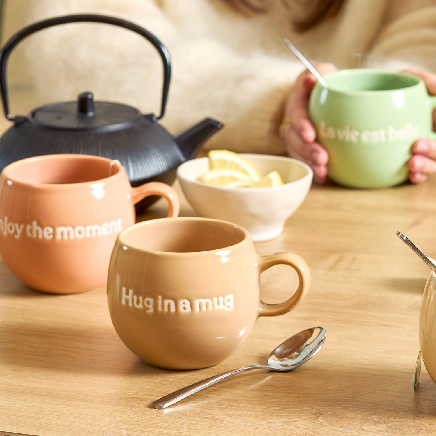 Muggies Becher aus Steinzeug, „Hug in a mug“ Braun, 420 ml, Ansicht 4